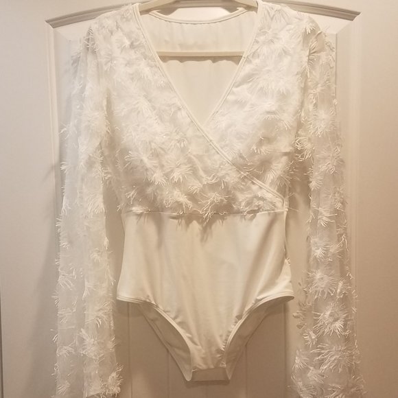 Boutique White Floral Bodysuit With Sheer Sleeves NWOT Size Small 1day SALE! - Picture 3 of 8